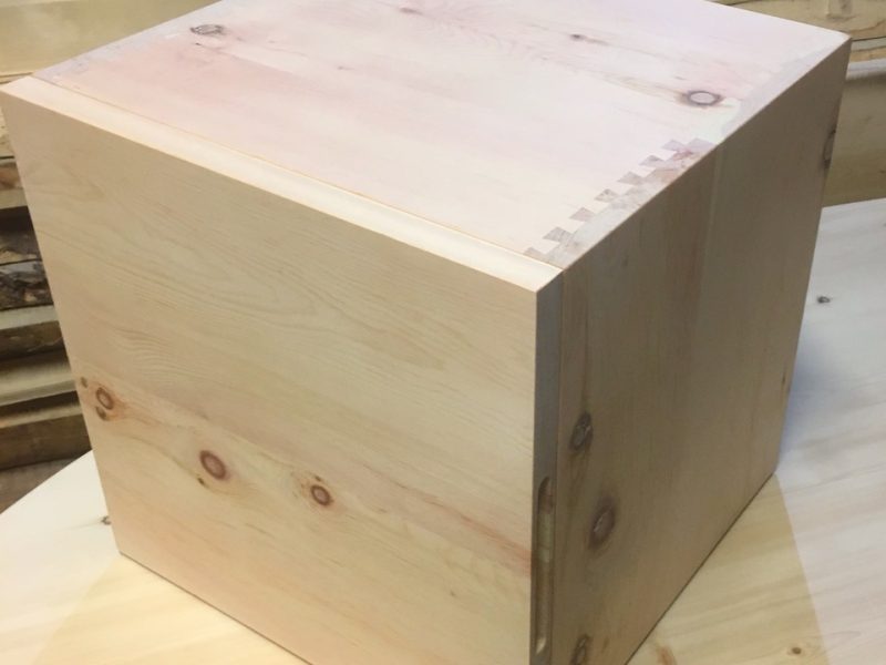 Chevet cube en arolle