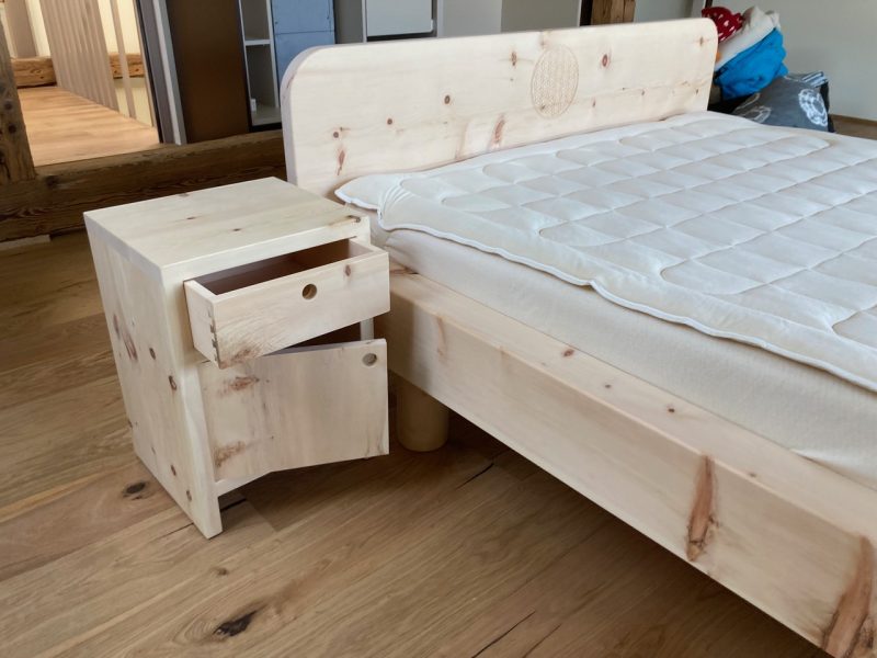 Lit et commode en bois d'arolle