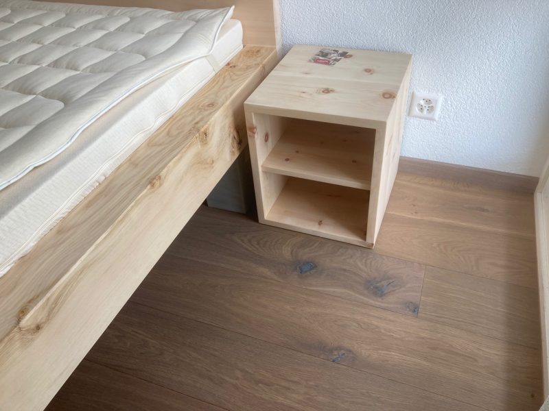 Chevet de lit en arolle